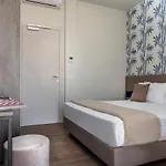 Hotel Lux Sh מלון